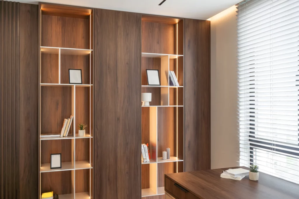 Agencement sur mesure : bibliothèque et bureau en noyer