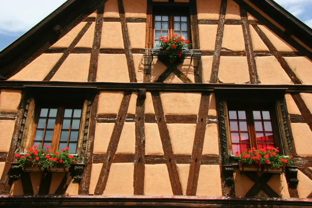 Maison alsacienne à colombages avec fenêtres en bois