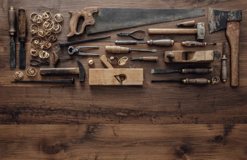 Outils de menuisier posés sur l'établi