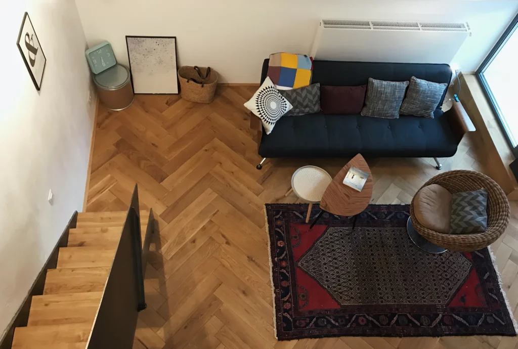 Parquet en chevrons et escalier en bois massif